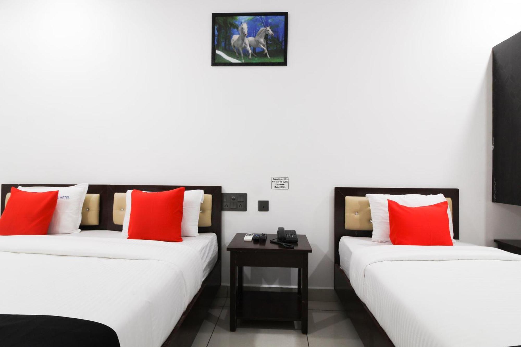 Capital O 63727 Mythri Hotel Maula Ali Exterior foto