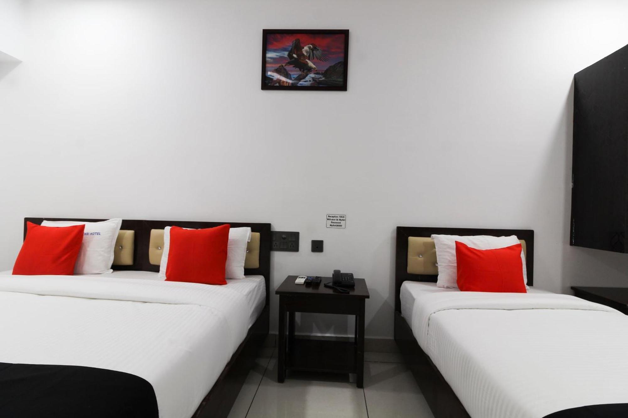 Capital O 63727 Mythri Hotel Maula Ali Exterior foto